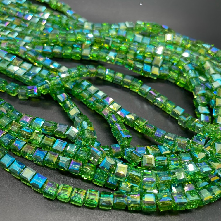 6 мм Стекло Lux, куб огранка, цвет светло- зеленый с переливом