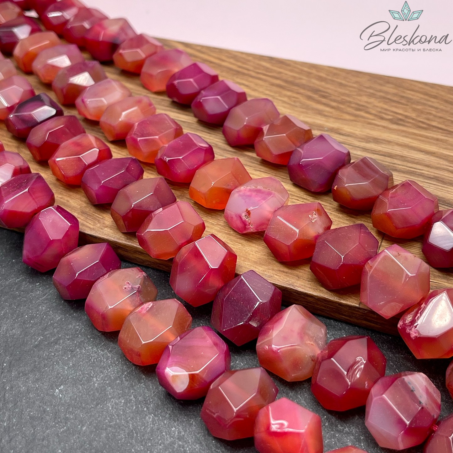 Агат розовый (тонированный) фриформ огранка 15*17 мм 