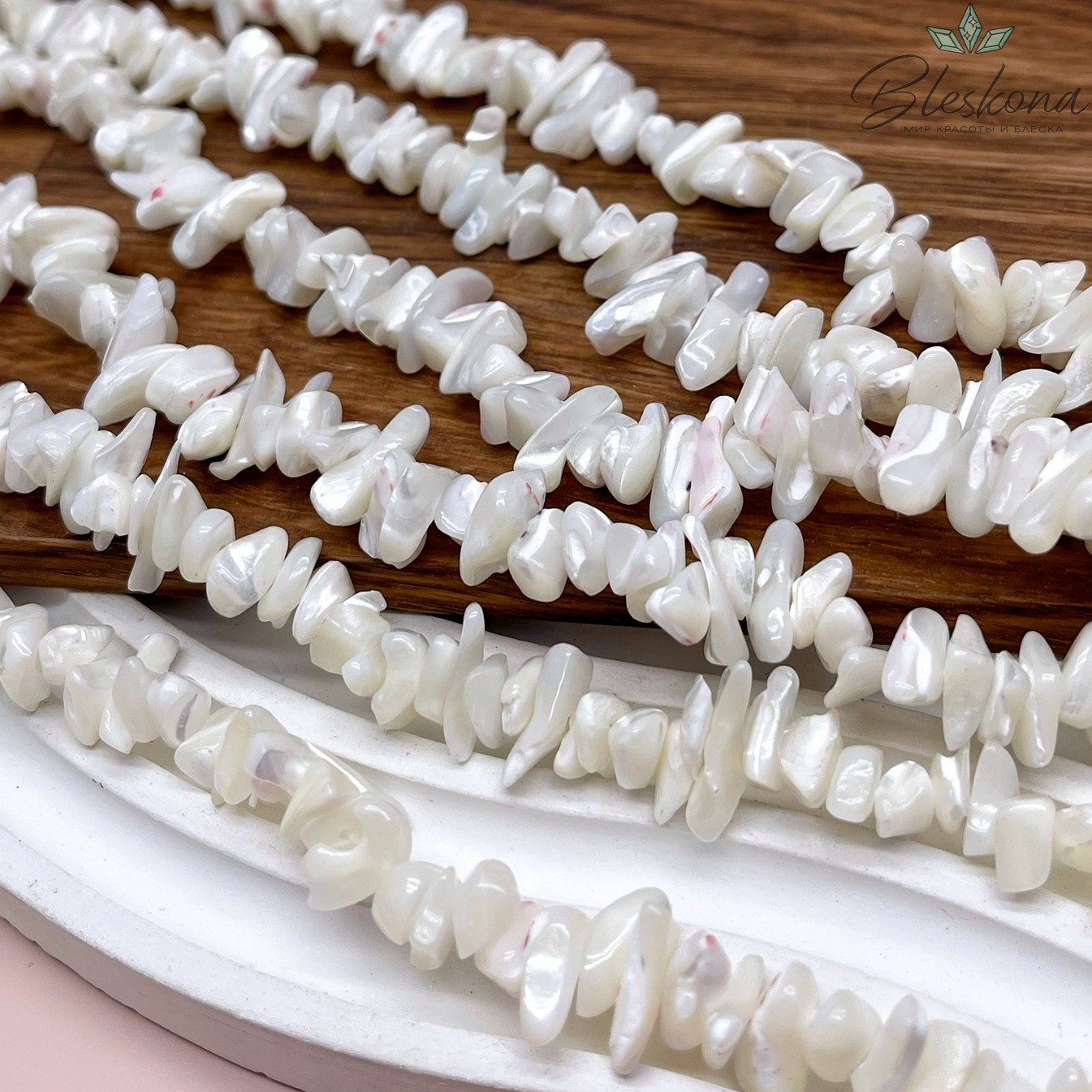 8-13 мм Перламутр белый крошка с красными вкраплениями