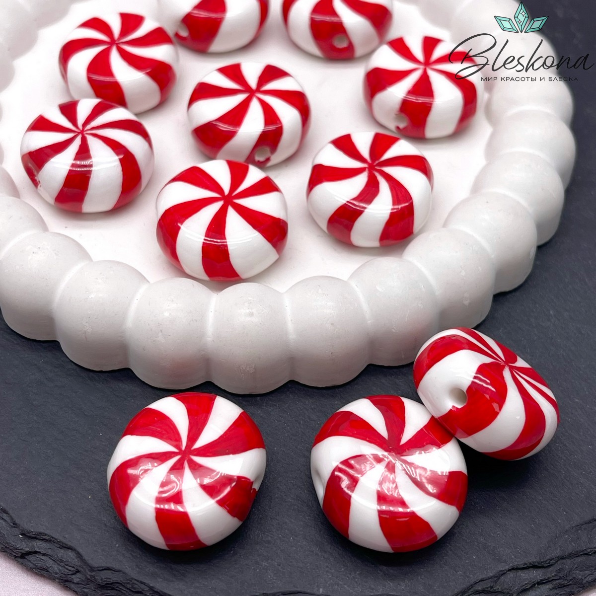 23*12 мм Бусина Бублик белый красные полосы