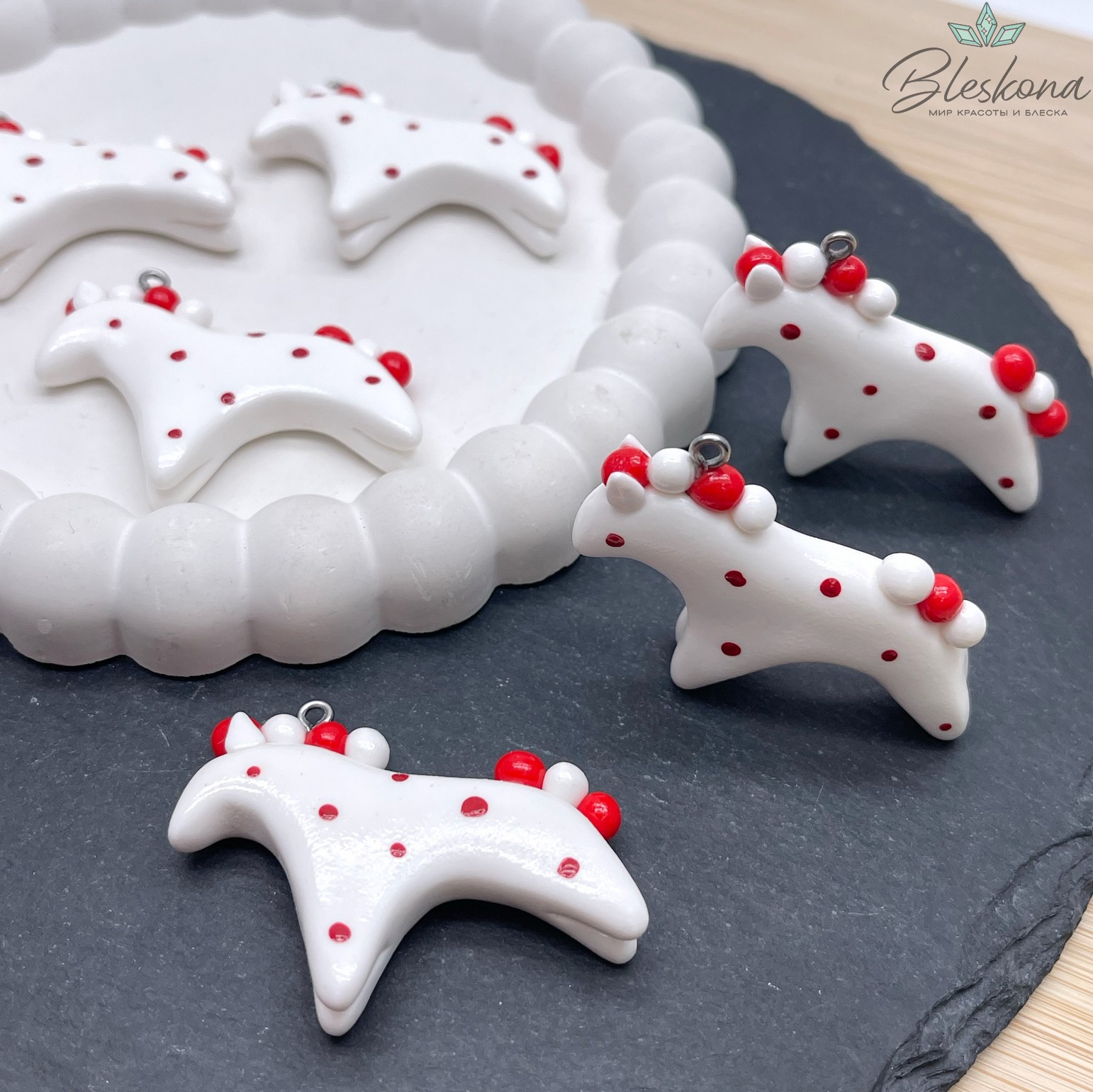 34,5*44 мм, Цвет серебро, Подвеска Дымковская лошадка белая с красными точками 