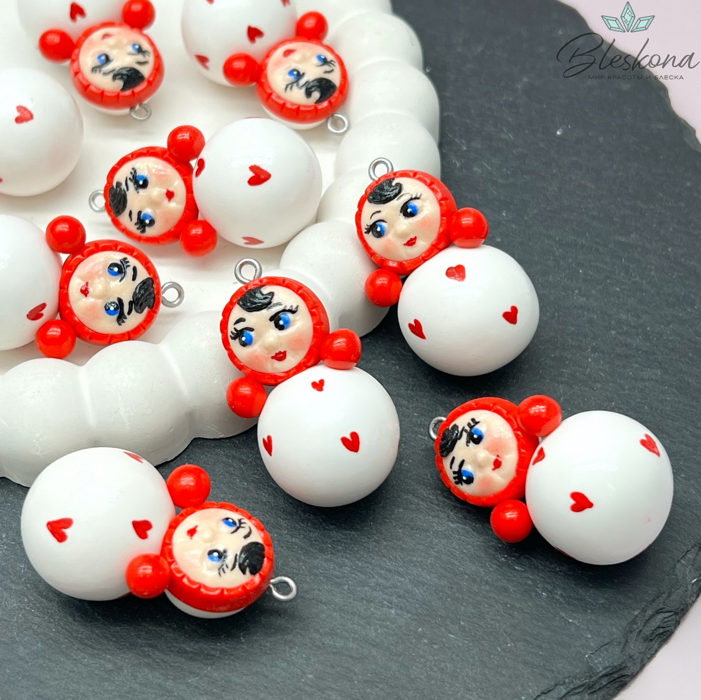 36*20,5 мм, Цвет серебро, Подвеска Неваляшка белая красные сердечки 