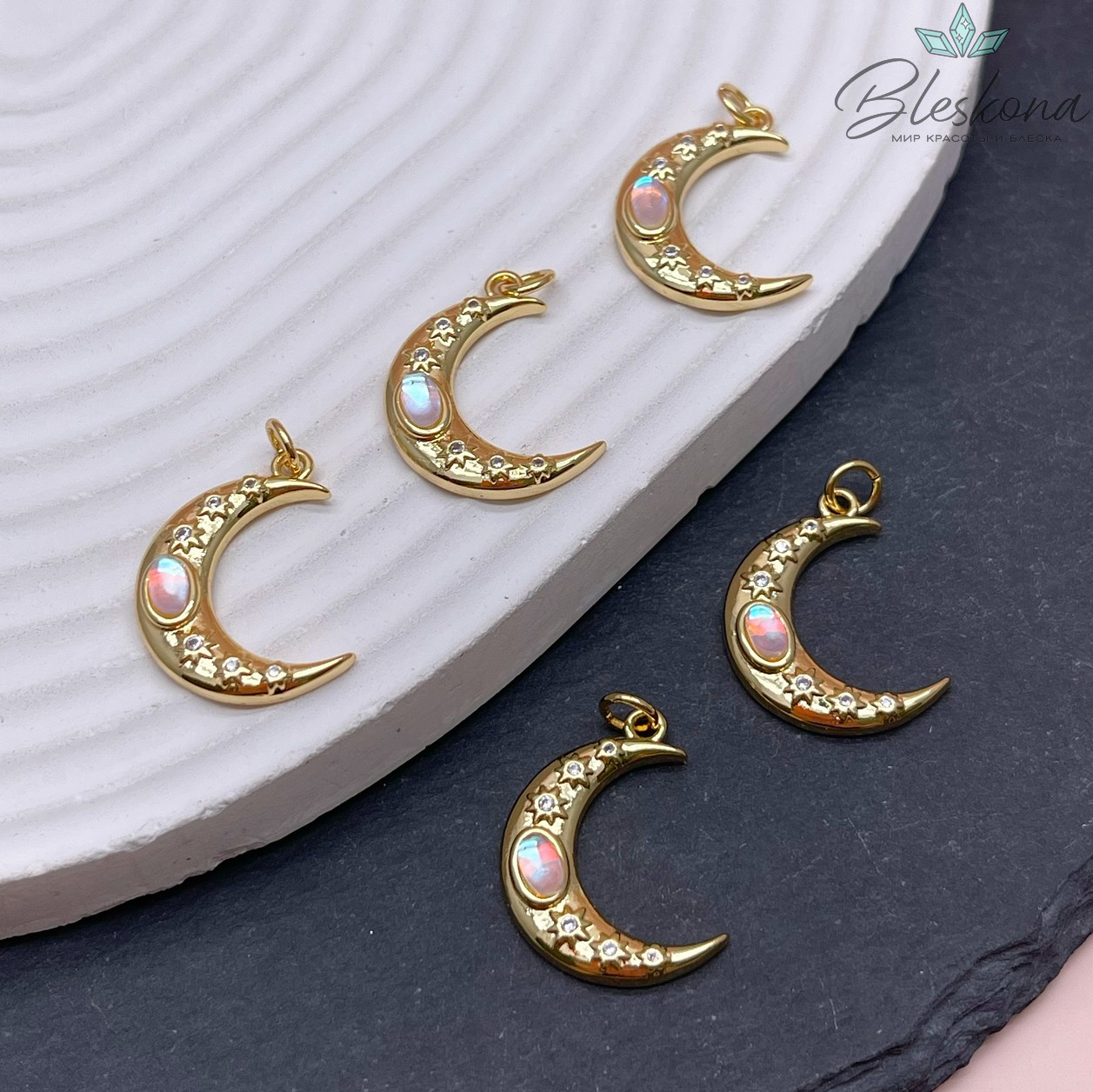 22*16 мм Цвет золото, Подвеска полумесяц цирконы с опалитом