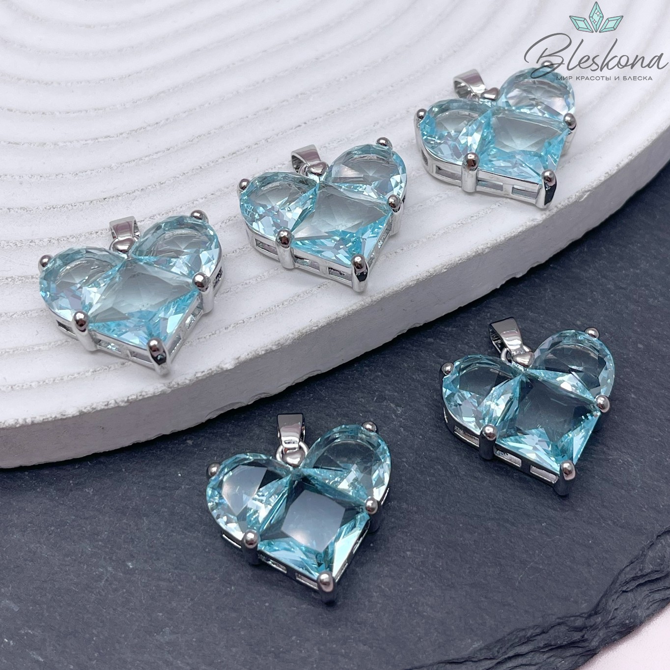 Подвеска Сердце голубые цирконы, цвет серебро 18*21мм 