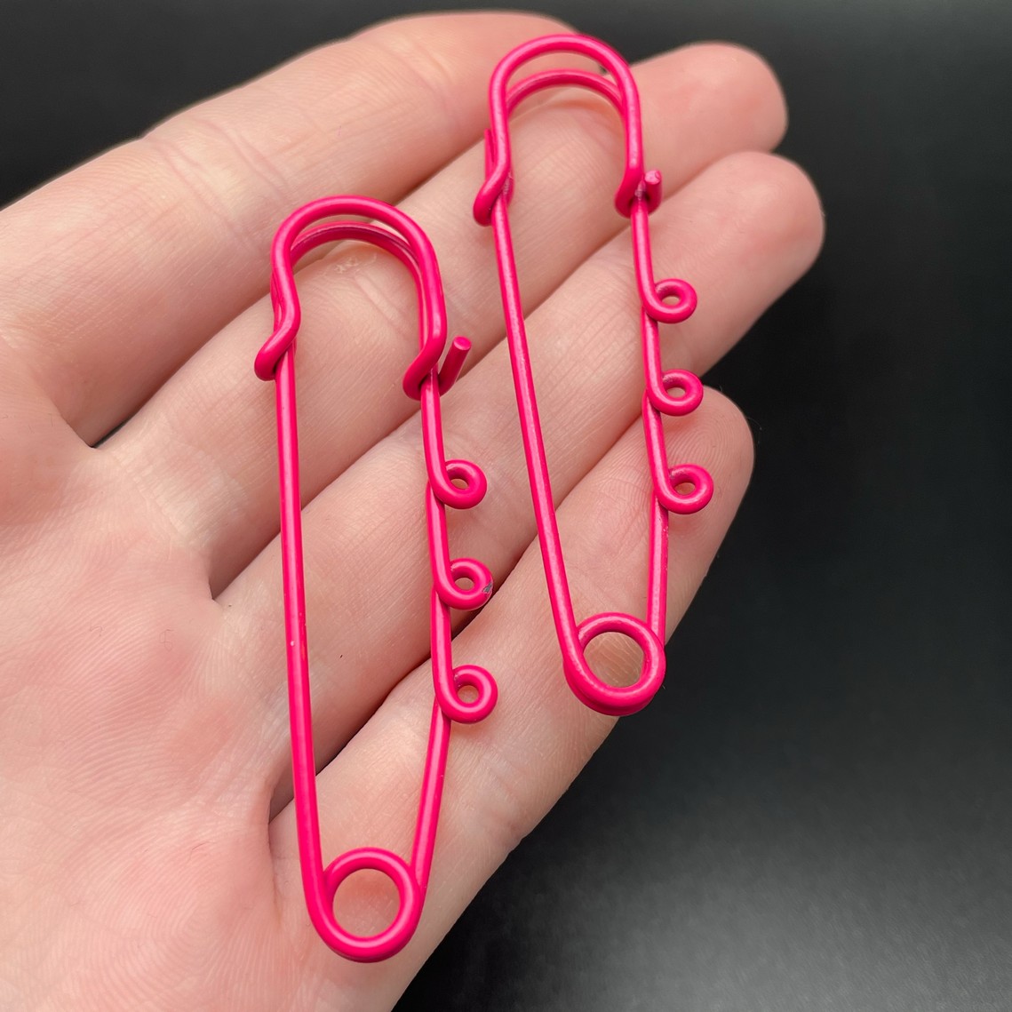 6 см , Основа булавка 3 колечка малиновая эмаль