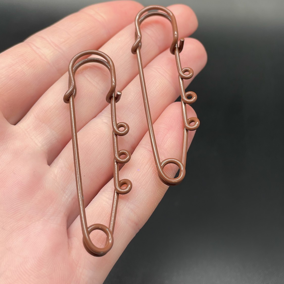 6 см , Основа булавка 3 колечка коричневая эмаль