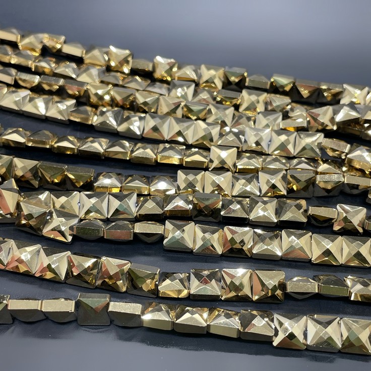 8 мм Стекло Lux, квадрат огранка, цвет золото