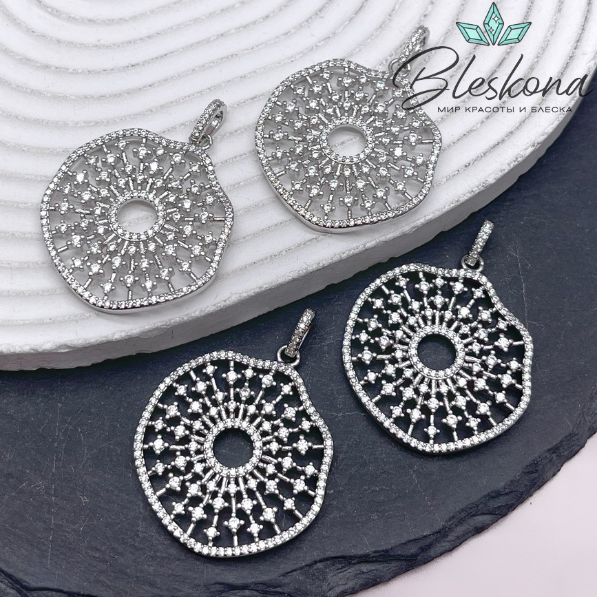 36*32 Цвет серебро, Подвеска круг-фриформ с цирконами и бейлом 