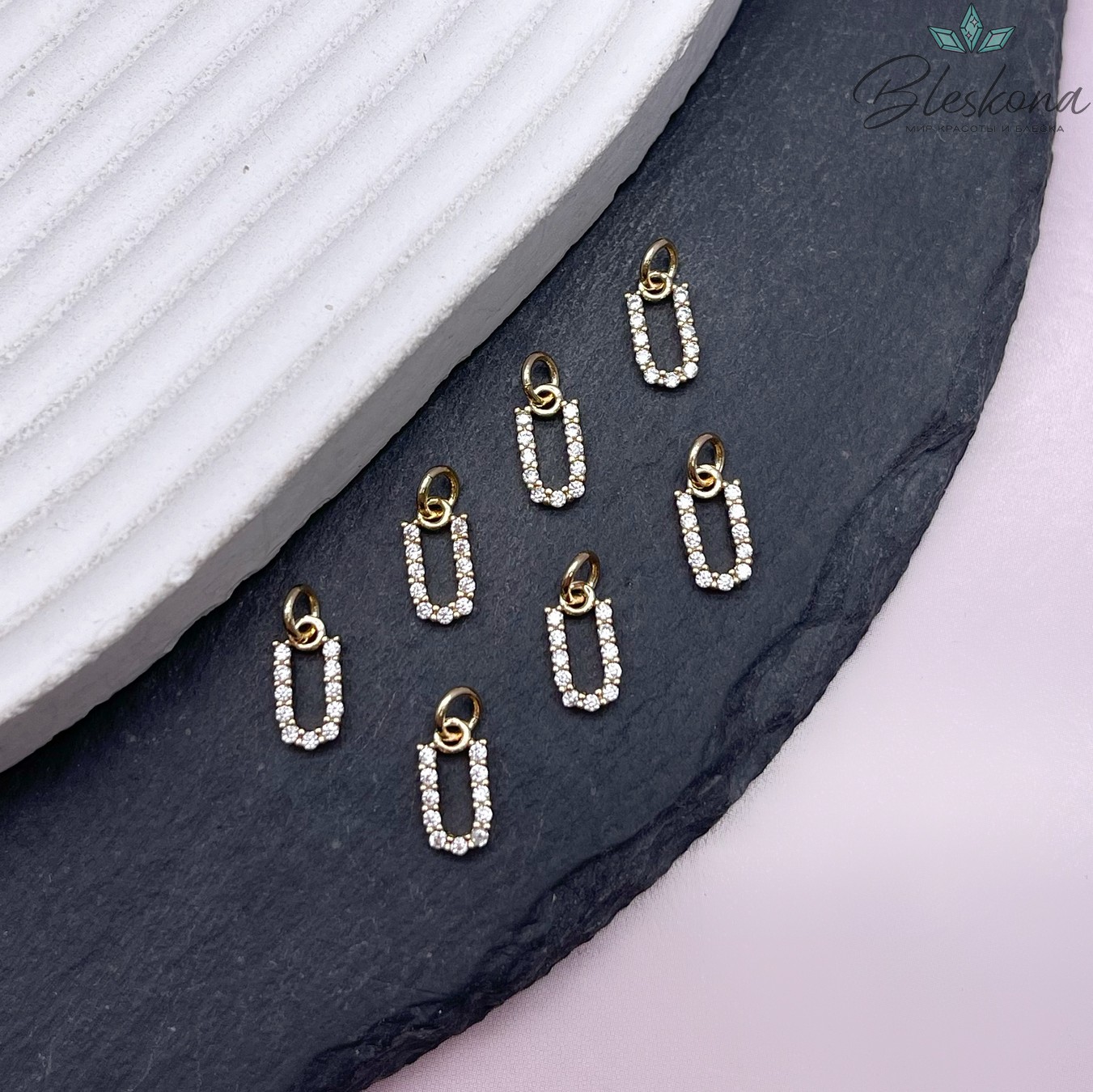 8,6мм Цвет золото, Буква U цирконы 