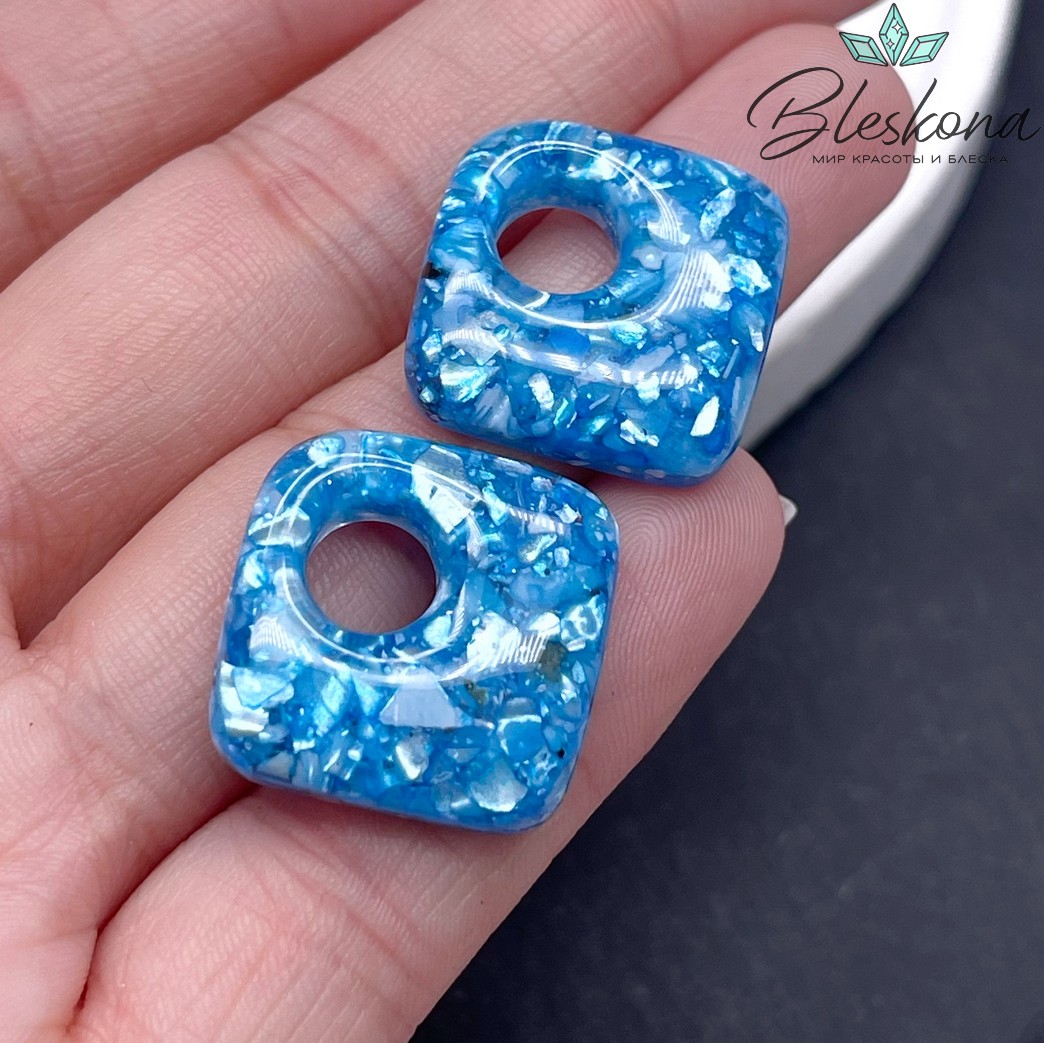 24мм Бублик-ромб с перламутровой крошкой в голубой эпоксидной смоле