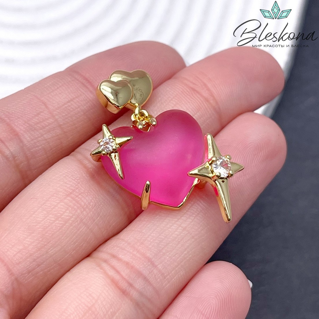 20мм Цвет золото, Подвеска Сердце матовое ярко-розовое стекло