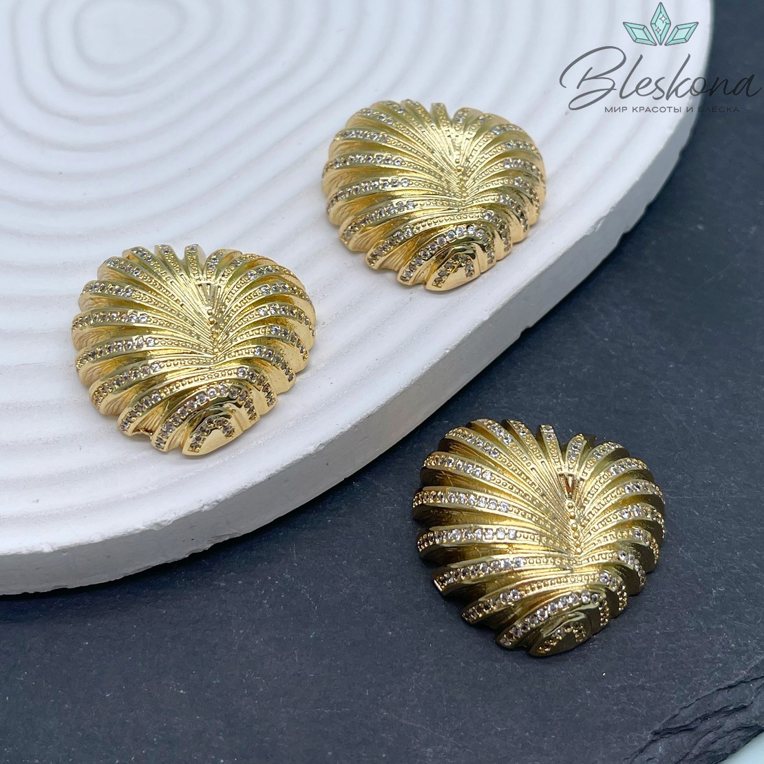 30*30 мм Цвет золото, Подвеска Сердце цирконы