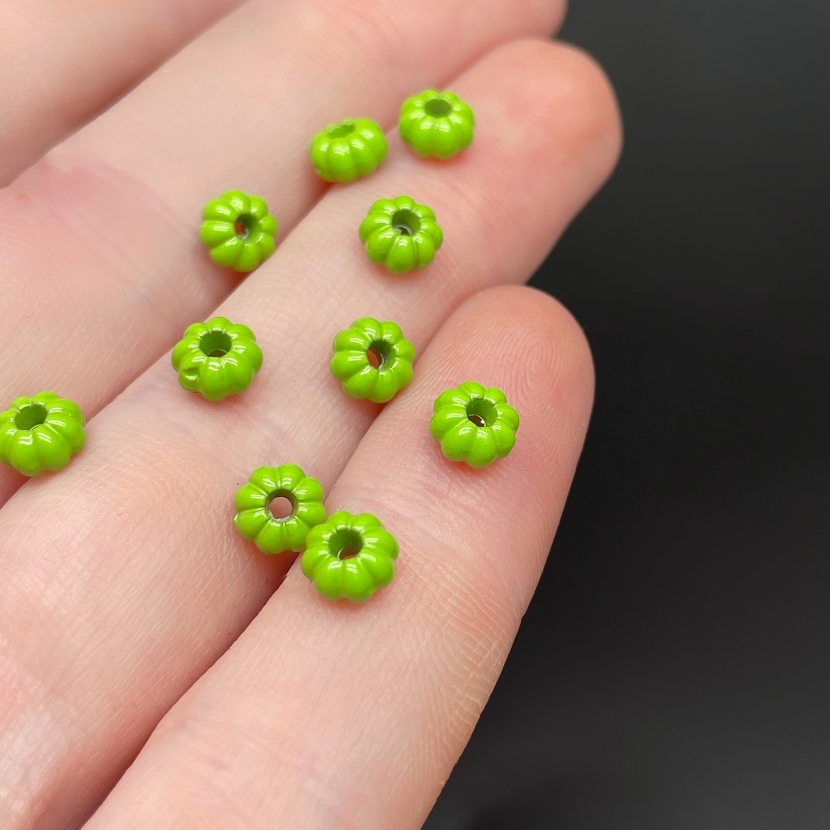 5,5 мм , Бусина - разделитель ромашка зеленая эмаль уп.10шт