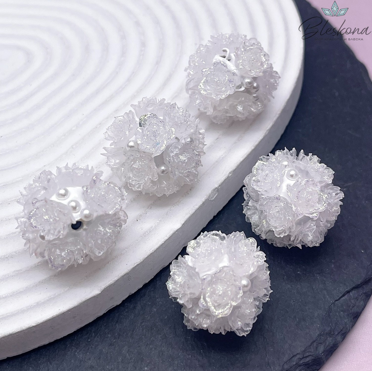 24 мм Бусина шар цветочный белый 