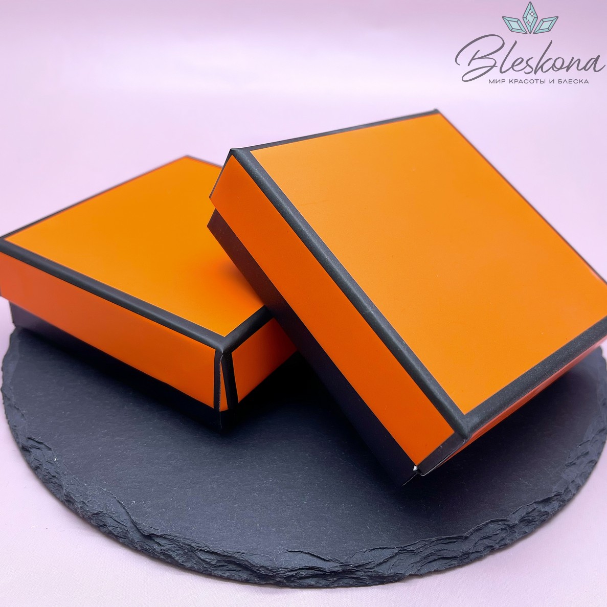 Коробка Оранжево-черная черная подложка 9*9*3 см