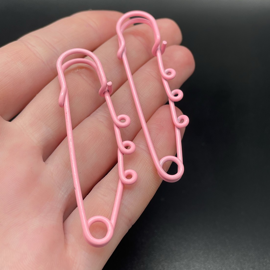 6 см , Основа булавка 3 колечка ярко-розовая эмаль