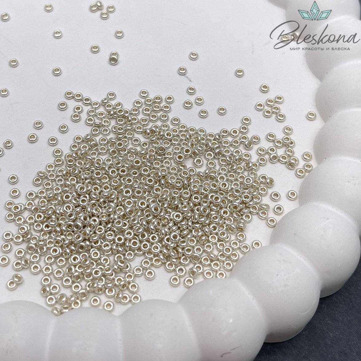 Бисер TOHO Demi round 11/0 цвет №PF558 (оттенок золотого)