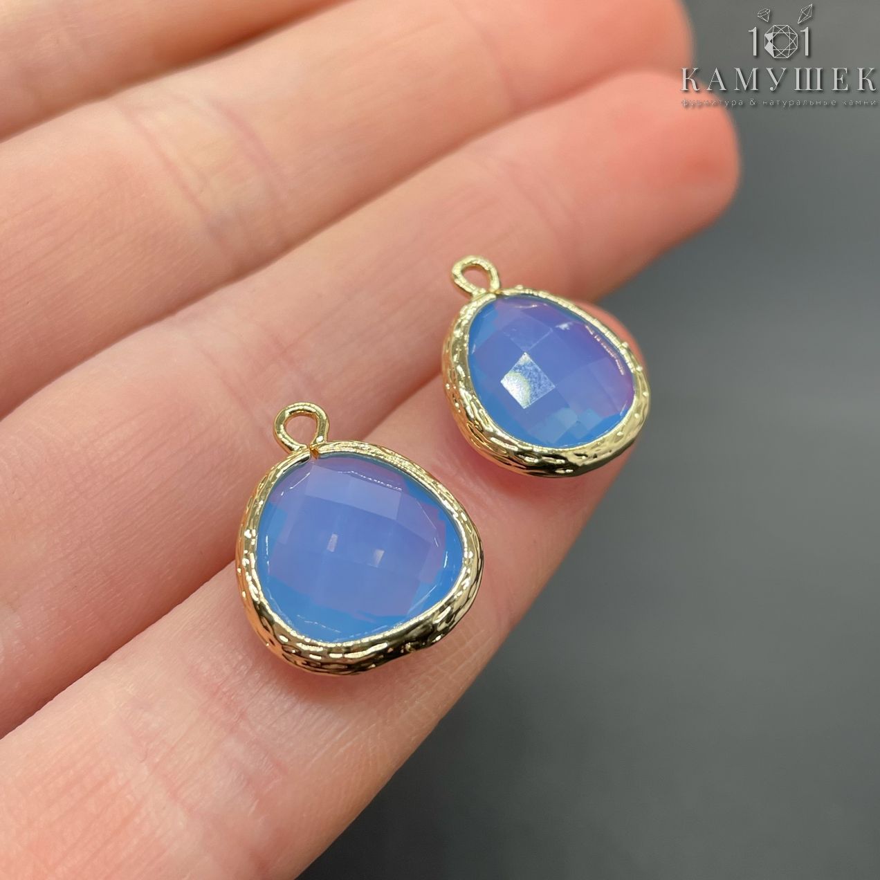 13*15,8 мм Цвет золото, Подвеска синий циркон в обрамлении 