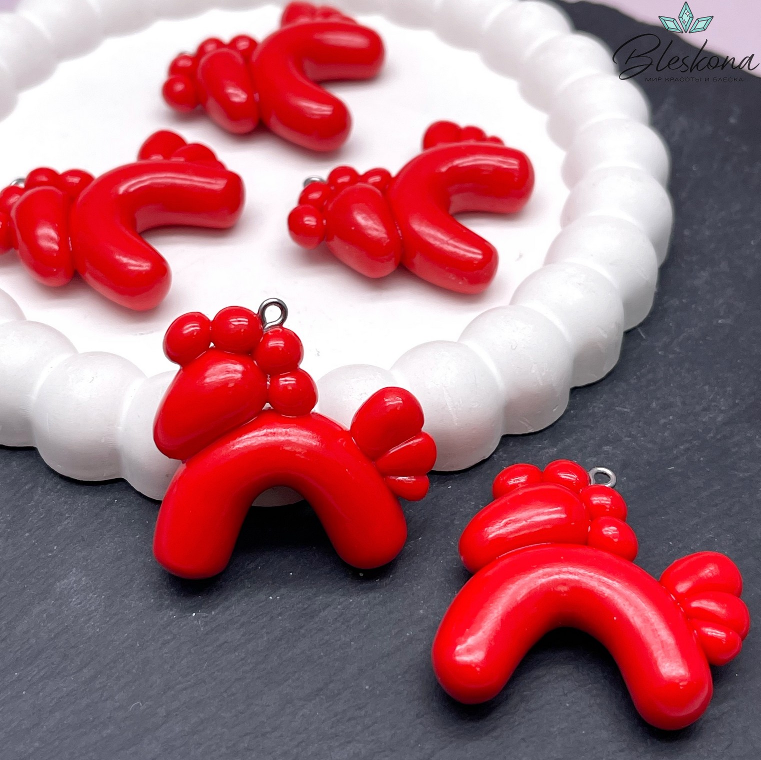 38*35 мм, Цвет серебро, Подвеска Лошадка красная 