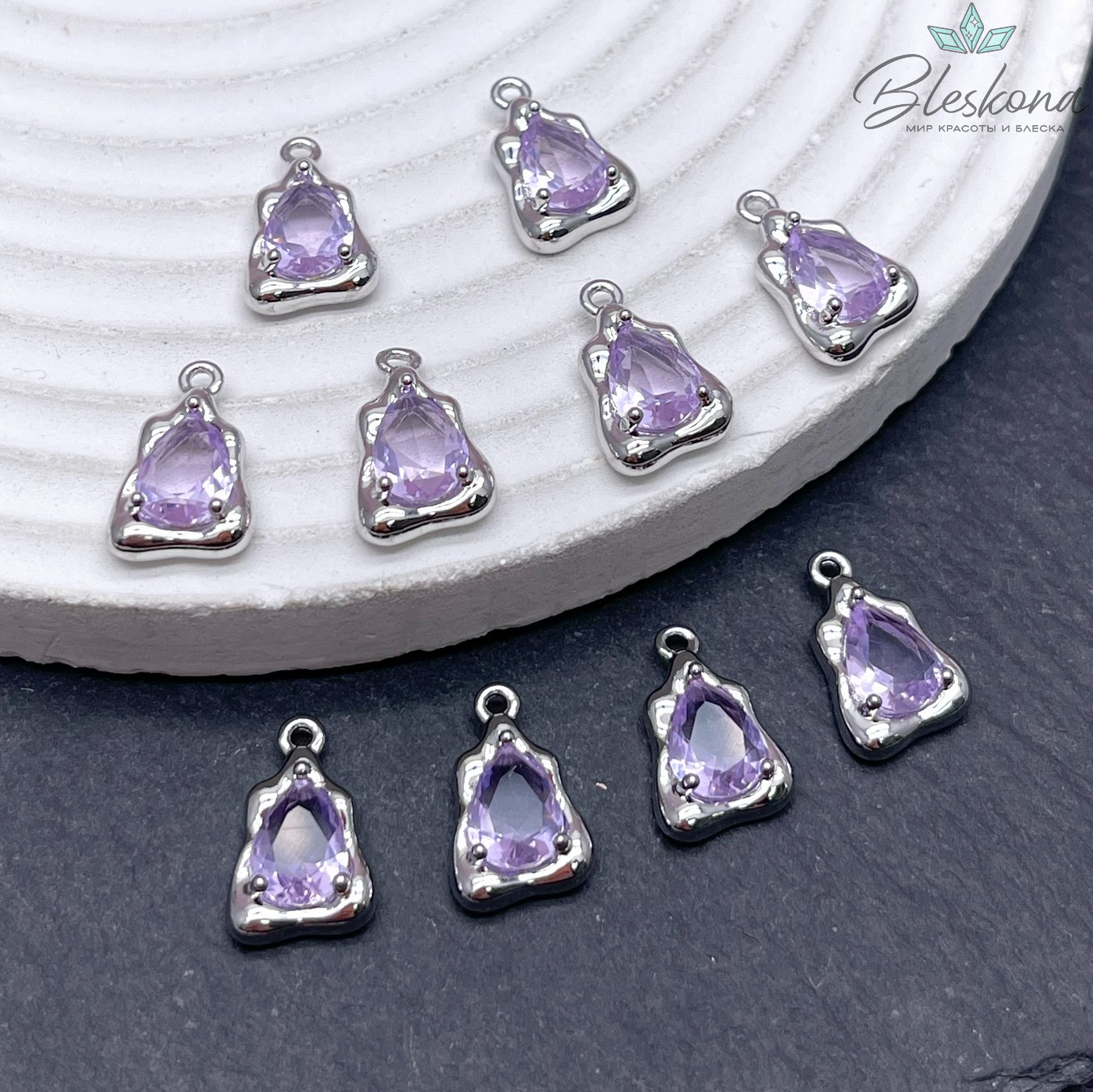 7,7*12,5мм, цвет серебро ,Подвеска треуголик фриформ сиреневый циркон 