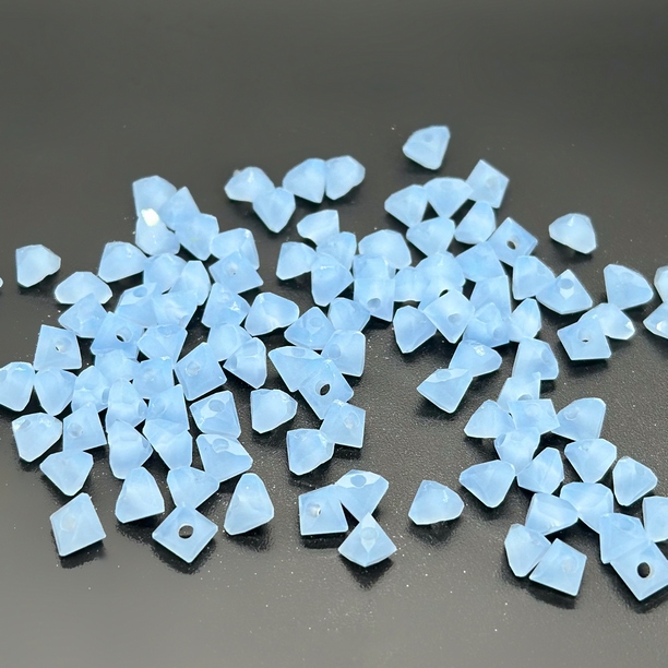 Чешское стекло №56 6мм треугольник