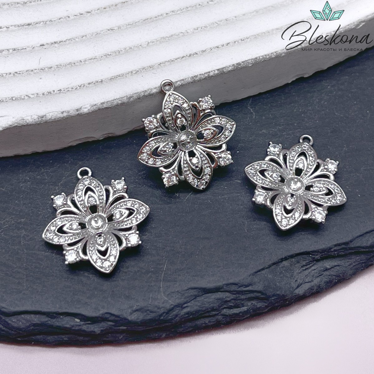 19,7*17,7 мм Цвет серебро, Подвеска цветок с цирконами
