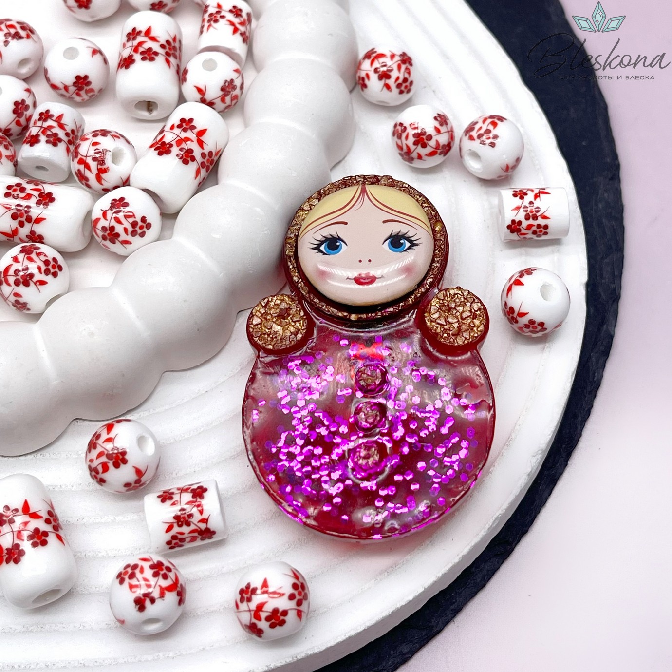 55*35 мм, Цвет серебро, Брошь Неваляшка красная