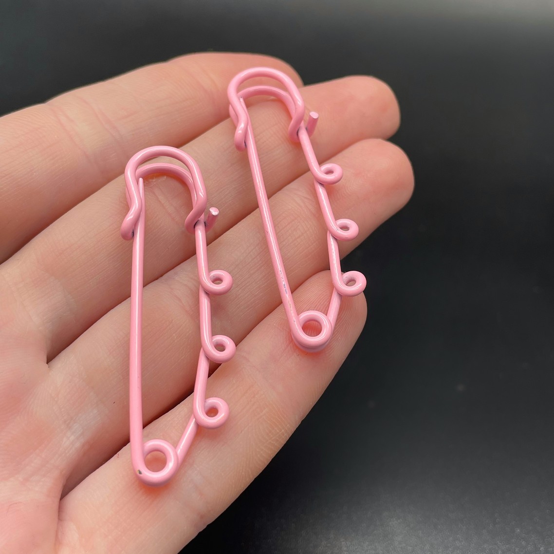 5 см , Основа булавка 3 колечка ярко-розовая эмаль