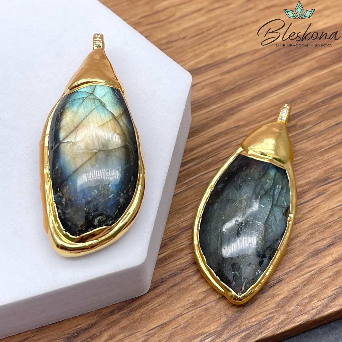 (21*23)*(52-53) мм, Цвет золото, Подвеска фриформ Лабрадор в обрамлении с цирконами