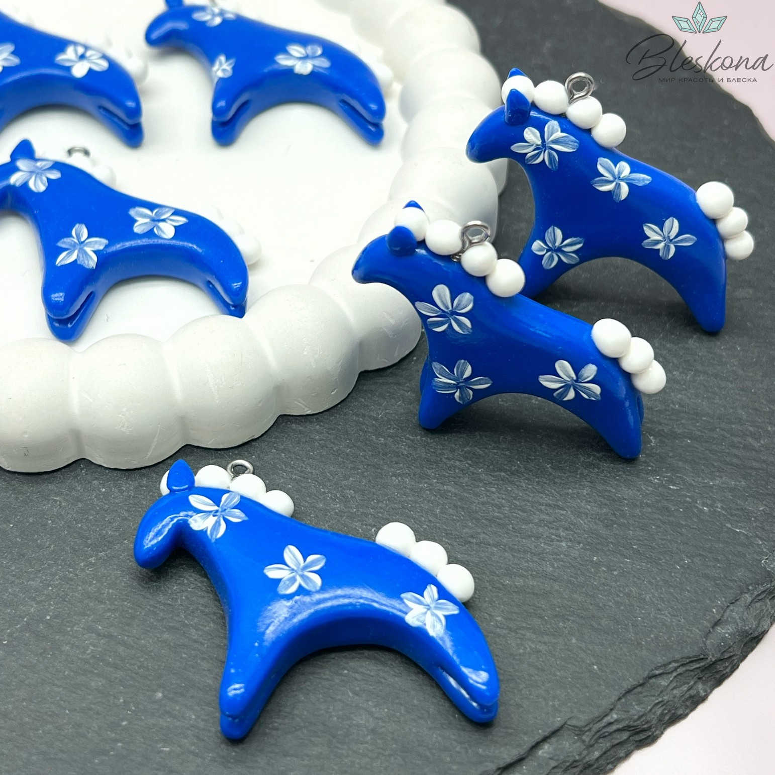 34,5*44 мм, Цвет серебро, Подвеска Дымковская лошадка синяя белые цветочки 