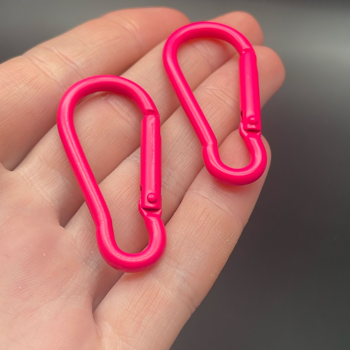 22*45,7мм , Замок-карабин крупный малиновая  эмаль 