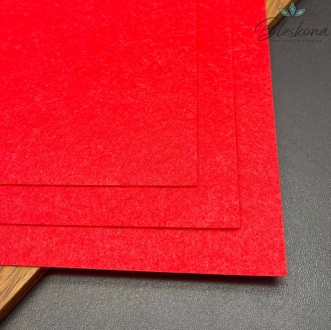 Фетр 1 мм, Цвет красный, 30*30 см