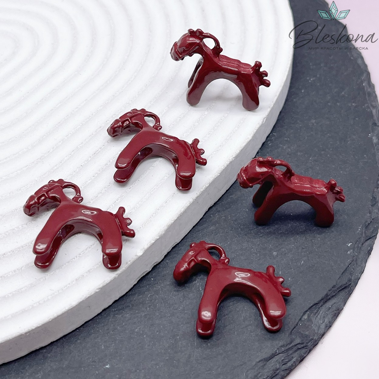 25*30 мм  Подвеска Дымковская Лошадка бордовая эмаль