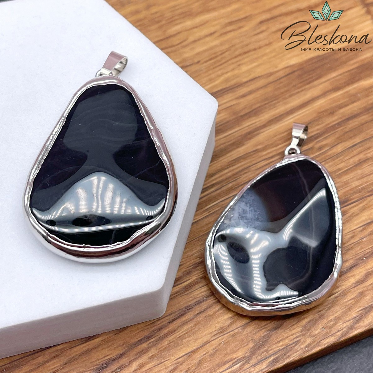 (29-30)*(44-45) мм, Цвет серебро, Подвеска фриформ Черный Агат с прожилками в обрамлении 
