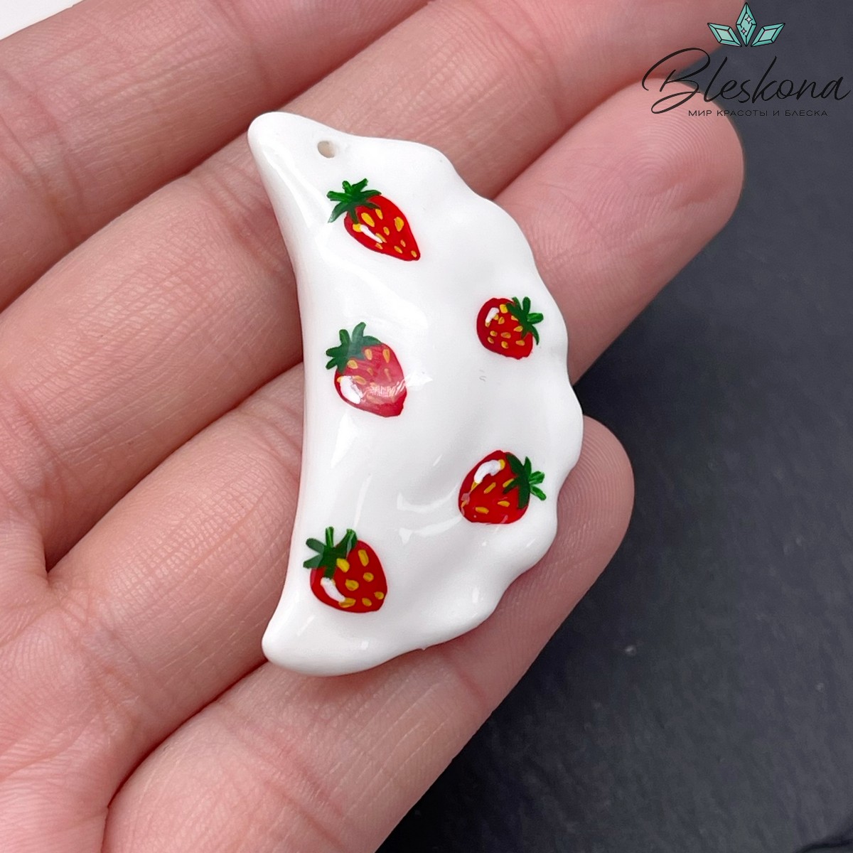 40*23 мм Подвеска Вареник с клубникой
