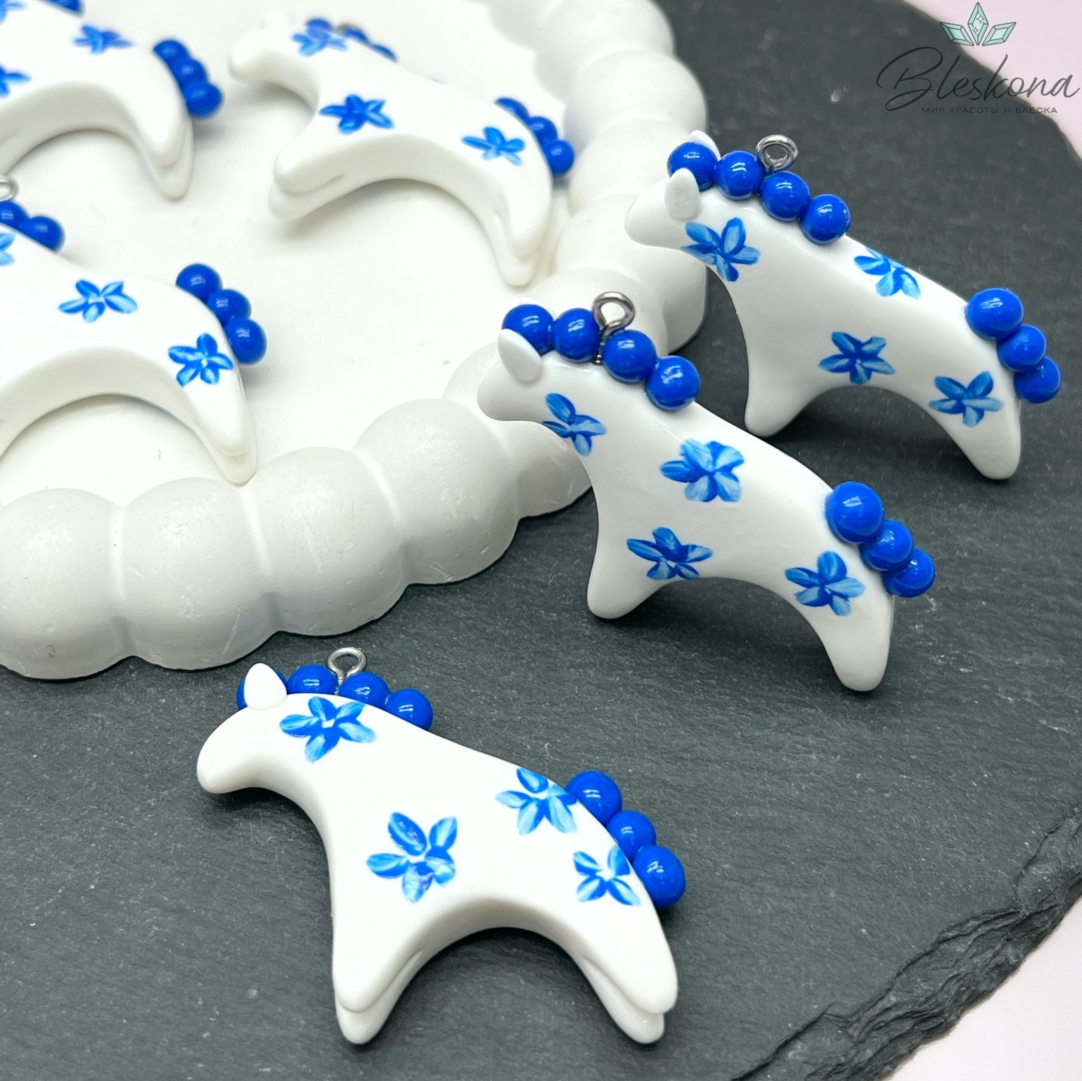 34,5*44 мм, Цвет серебро, Подвеска Дымковская лошадка белая синие цветочки 