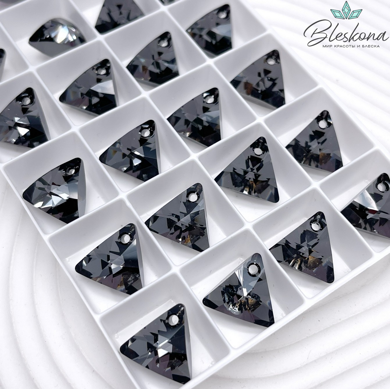 6628 XILION Triangle 16 мм Crystal Silver Night (SINI)