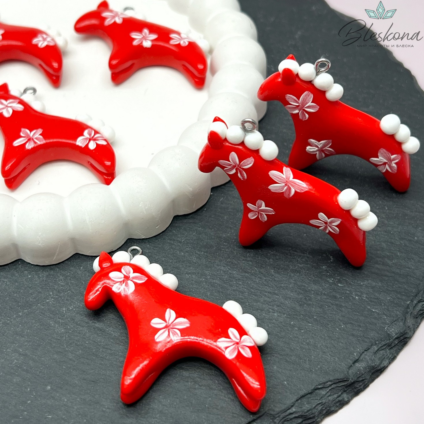 34,5*44 мм, Цвет серебро, Подвеска Дымковская лошадка красная белые цветочки 