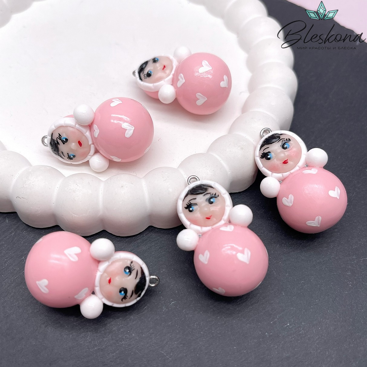 36*20,5 мм, Цвет серебро, Подвеска Неваляшка розовая белые сердечки