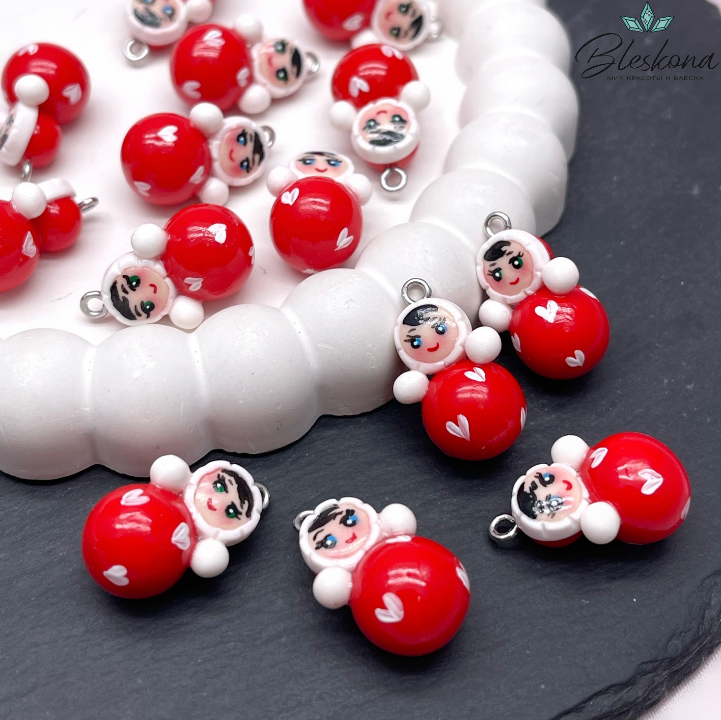 24,5*12,5 мм, Цвет серебро, Подвеска Неваляшка мини красная белые сердечки 