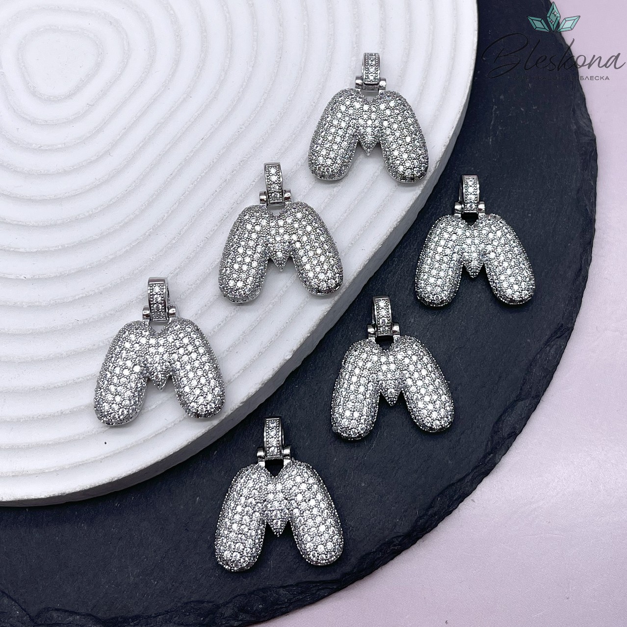 28 мм, Цвет серебро, Буква цирконы объемная с бейлом M