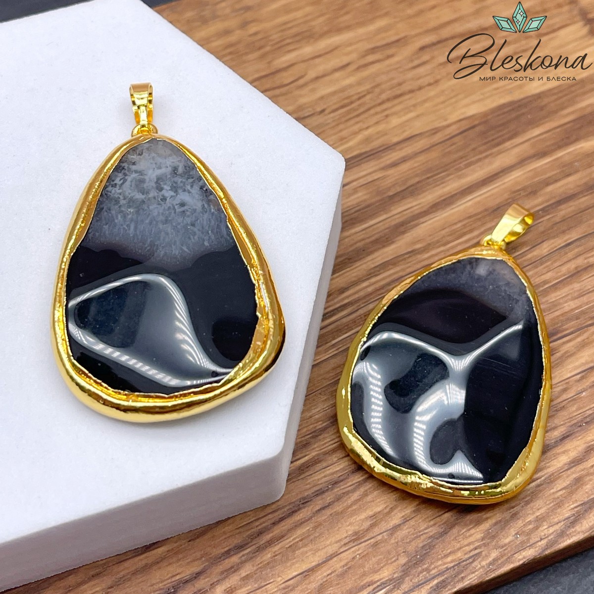 (29-30)*(44-45) мм, Цвет золото, Подвеска фриформ Черный Агат с прожилками в обрамлении 