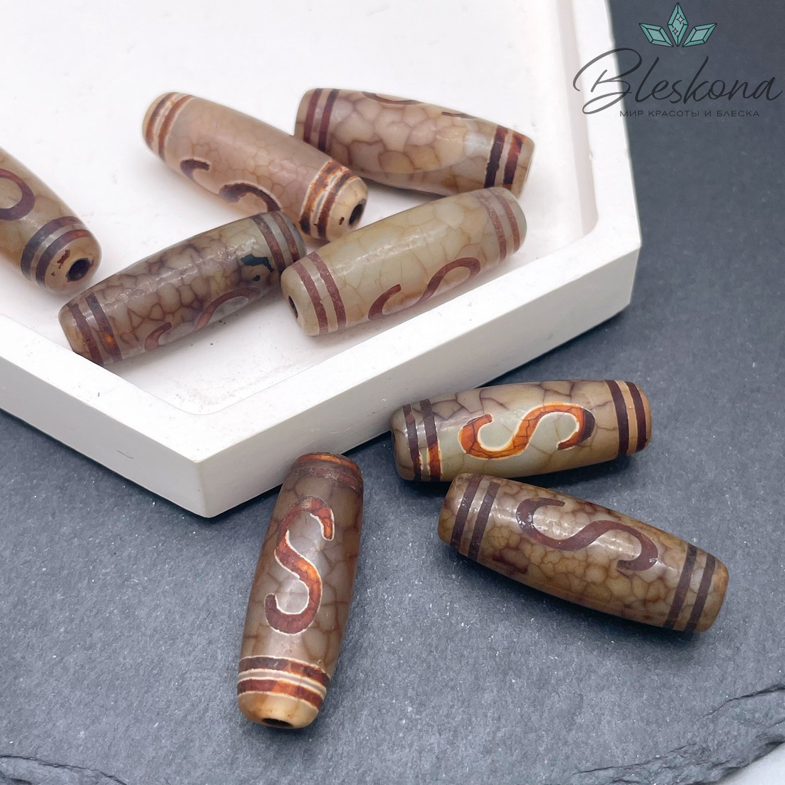 Бусина Дзи Денежный крючок серо-коричневый бочонок 30*11 мм