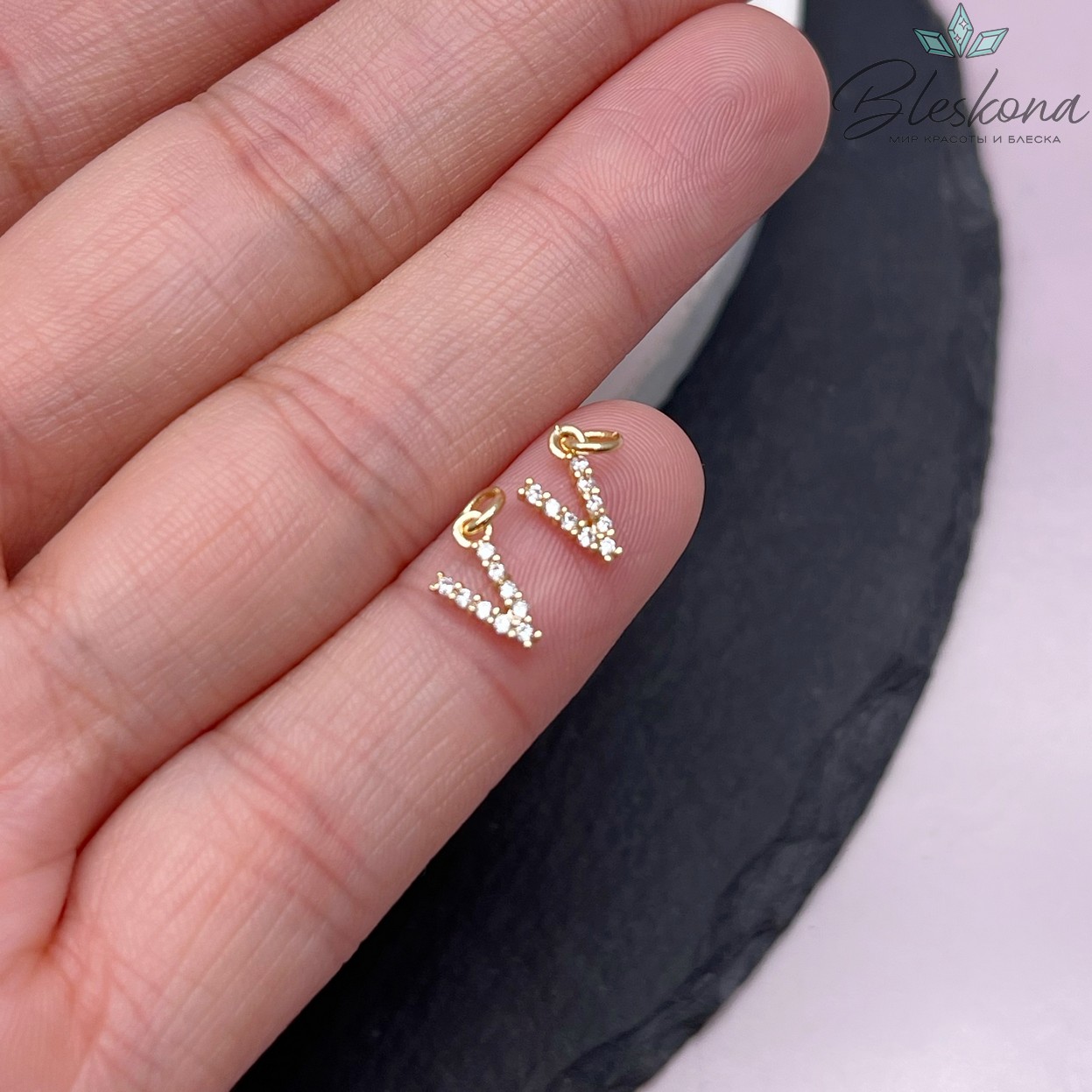 8,6мм Цвет золото, Буква V цирконы 