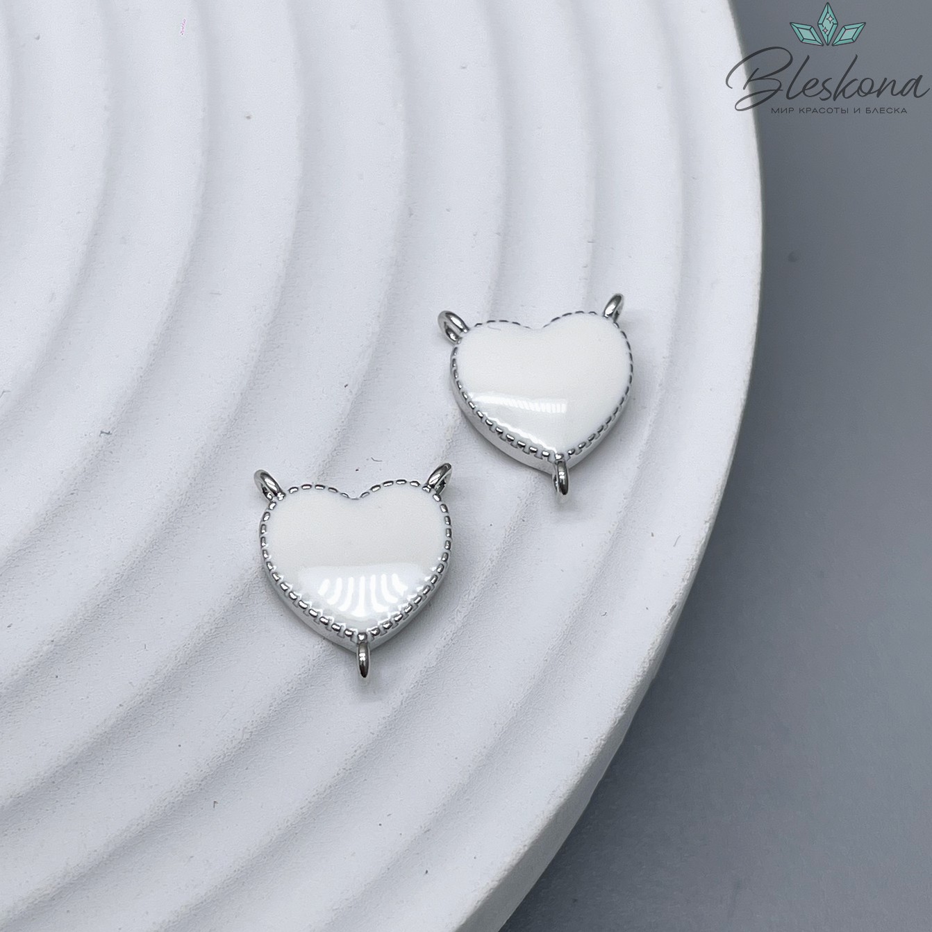 Коннектор сердце белая эмаль, цвет серебро 10,5*11,5мм 