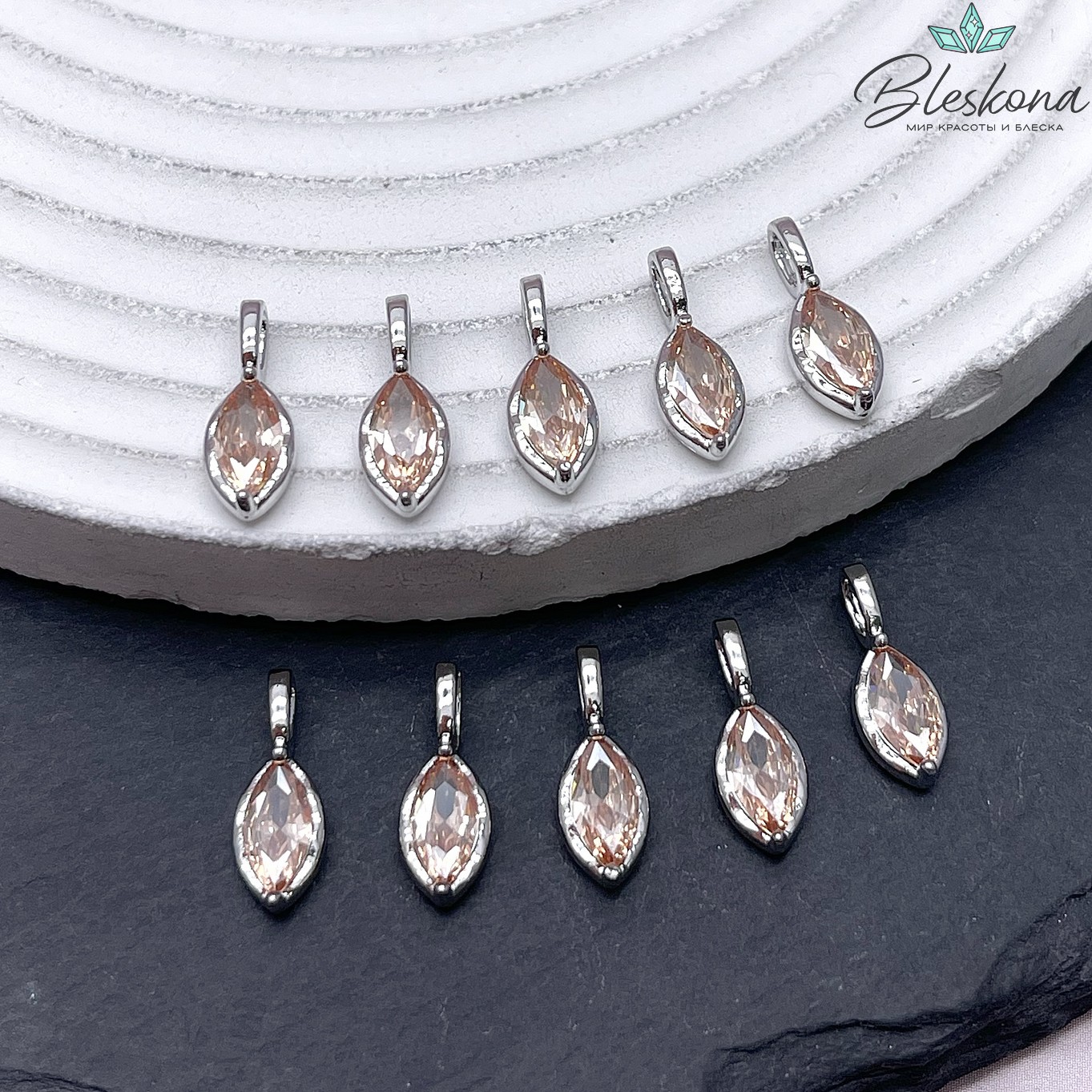 15*5,5 мм Цвет серебро, Подвеска капля с бежевым цирконом 