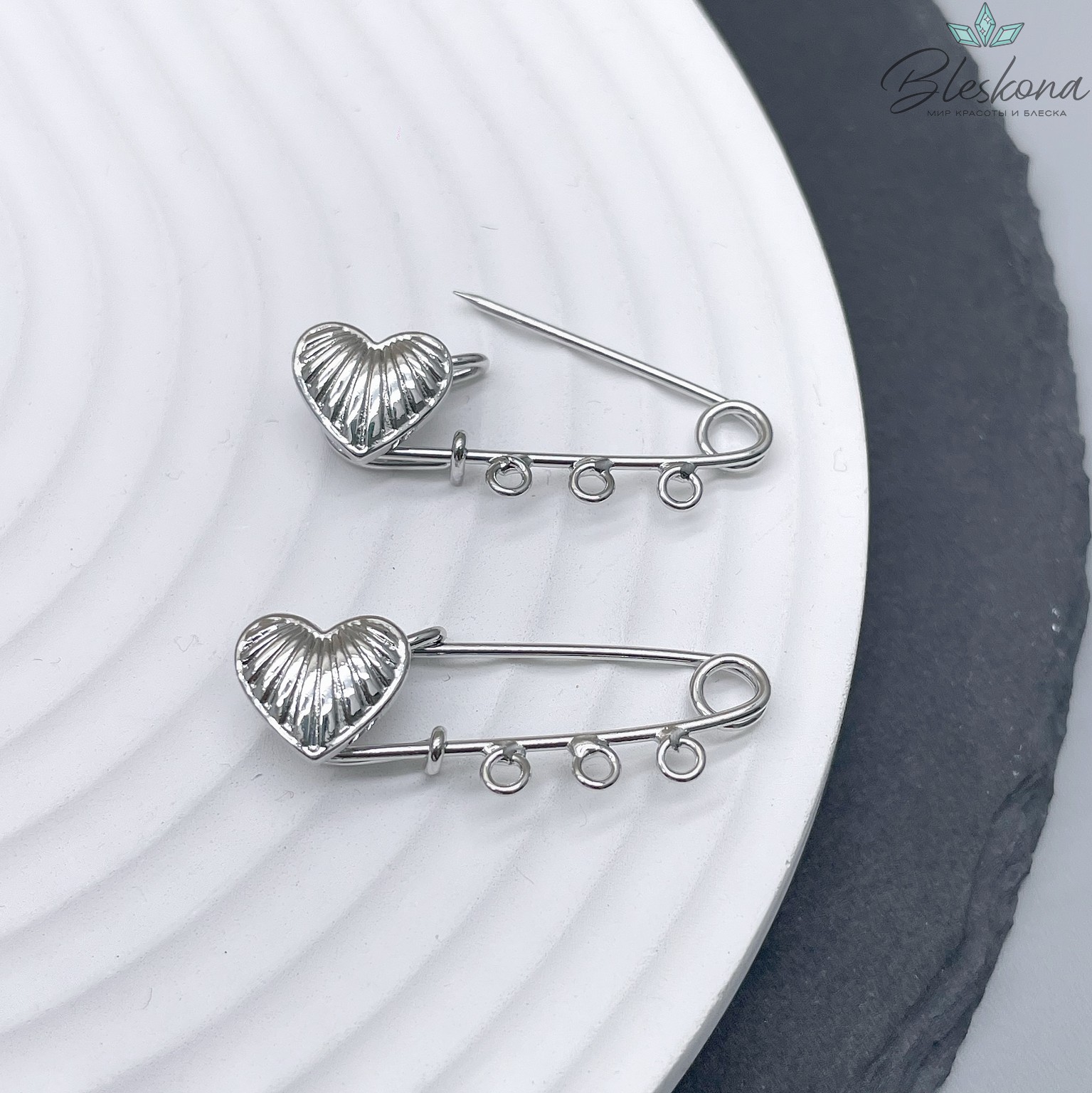 3 см, Цвет серебро, Основа булавка 3 кольца сердце