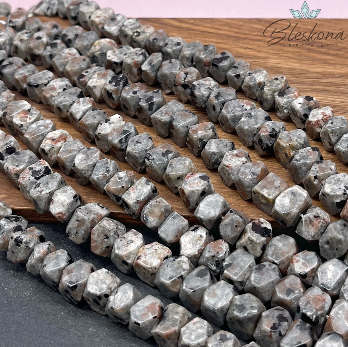 Йооперлит( разновидность сиенита) фриформ огранка (7-8)*(8-11) мм