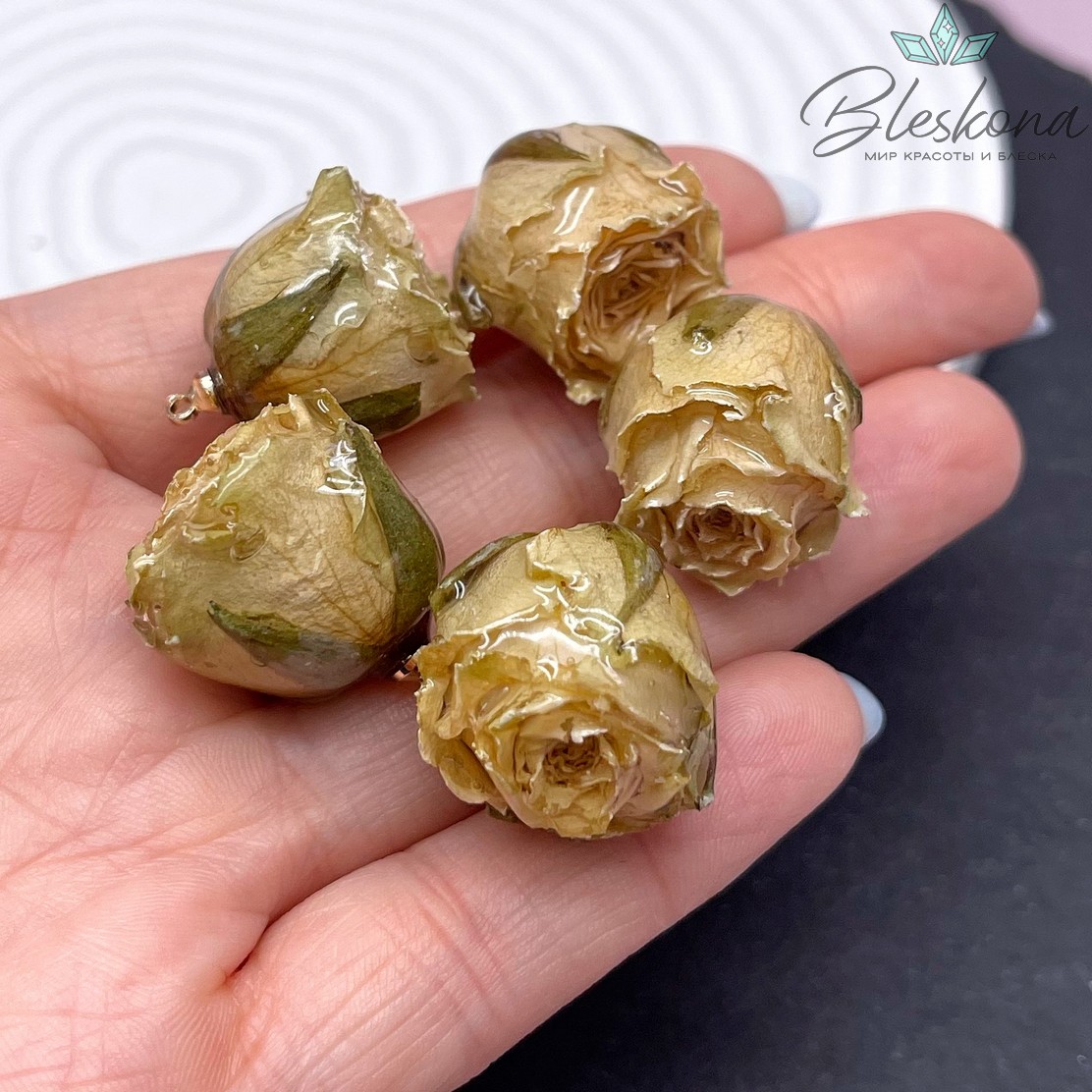 20-26 мм, Цвет золото, Подвеска роза в эпоксидной смоле №24