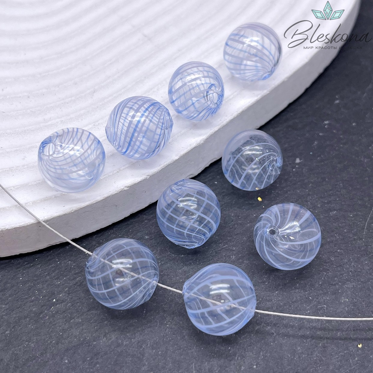 14 мм Бусина шар стекло прозрачное бело- синие полосы
